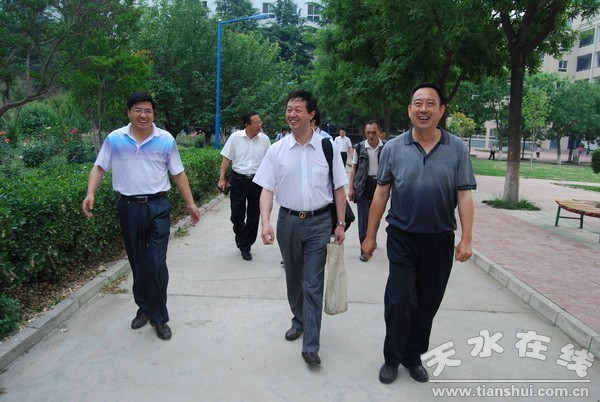 4、在黨委書記、院長李宗義等學院領(lǐng)導陪同下參觀學校.JPG