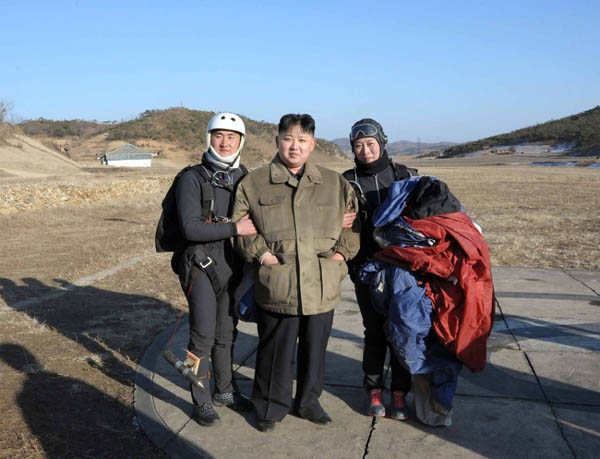 資料圖:金正恩視察朝鮮人民軍傘兵部隊。