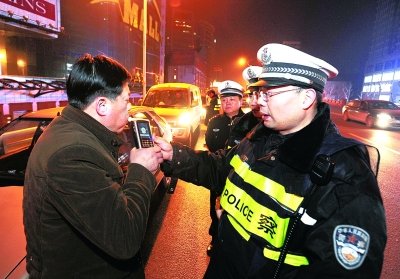 武漢一廳局級干部醉駕10米被拘 仕途受到影響