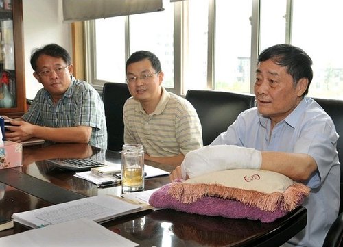 宗慶后遇襲后纏著繃帶照常上班(圖)