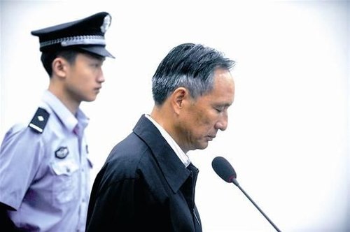 圖為:10日,張曙光在北京市第二中級(jí)人民法院接受庭審 新華社發(fā)