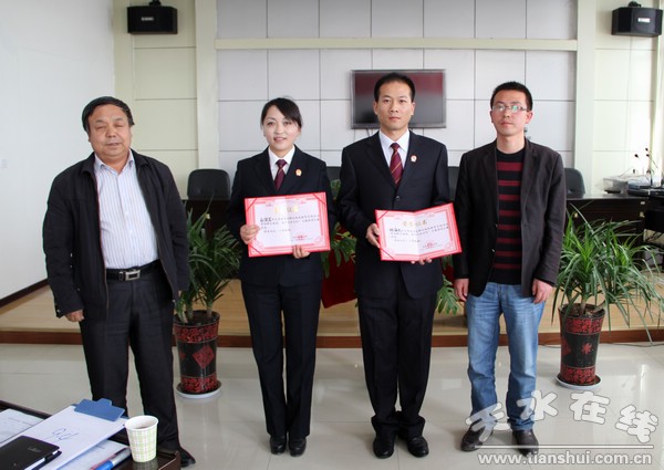 督導(dǎo)組副組長為獲獎選手頒獎.JPG