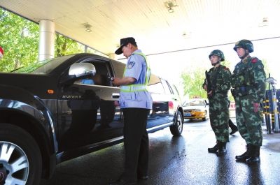 昨天,武警持槍在北務(wù)檢查站執(zhí)勤。京華時(shí)報(bào)記者趙思衡攝