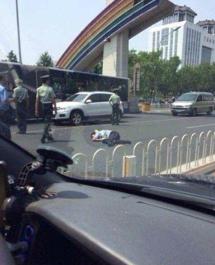 曝北京一無牌奧迪車撞飛交警 武警趕到現(xiàn)場(chǎng)處理