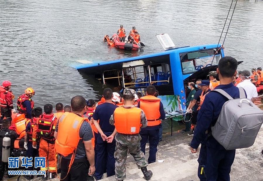 (社會(huì))貴州安順公交車墜入虹山湖水庫(kù)致21人死亡15人受傷